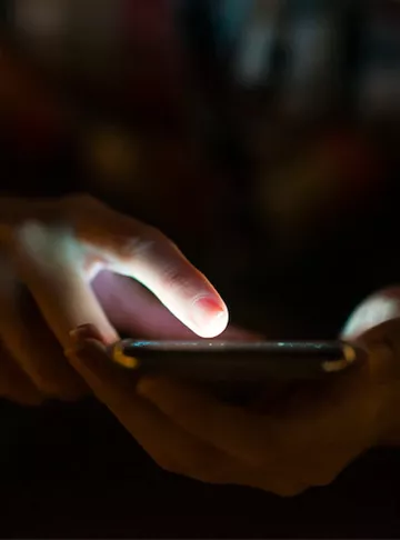 लेट नाइट तक मोबाईल चलाना कर सकता है निःसंतान – मेलाटोनिन हार्मोन